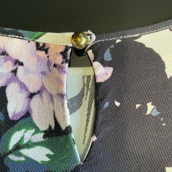 Club Monaco women’s blouse EUC Size L bell sleeves - Picture 5 of 10